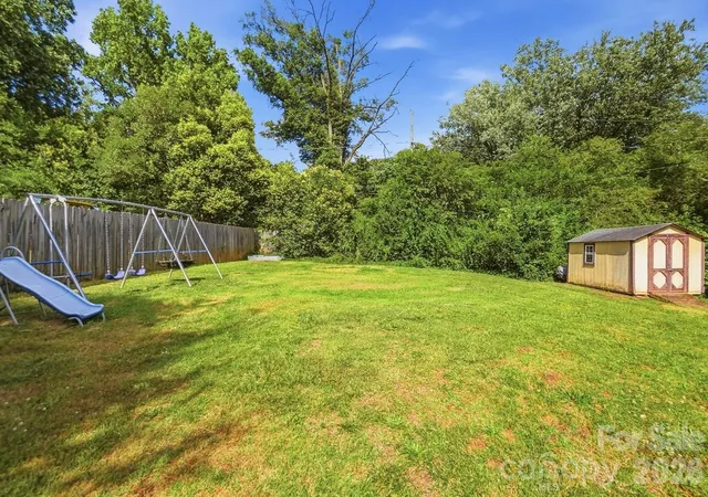 Photo 4 of Single family home for sale at 233 Scottie Pl, Charlotte, NC 28217 | MLS# 4395621 | Listing updated on 2026-09-12