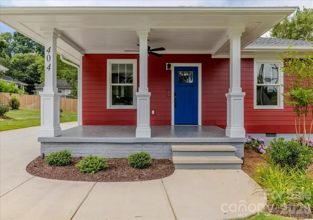 Photo 3 of Single family home for sale at 404 Williamson St, Fort Mill, SC 29715 | MLS# 4396428 | Listing updated on 2026-09-18