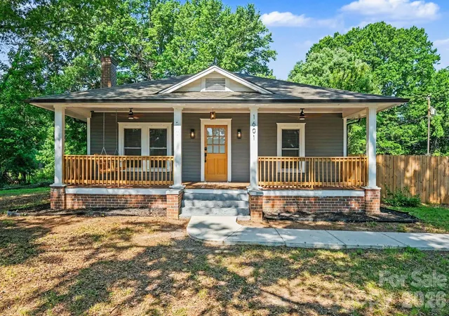 Photo 1 of Sale Pending at 1601 Lawing Rd, Charlotte, NC 28216 | MLS# 4396468 | Listing updated on 2026-09-15
