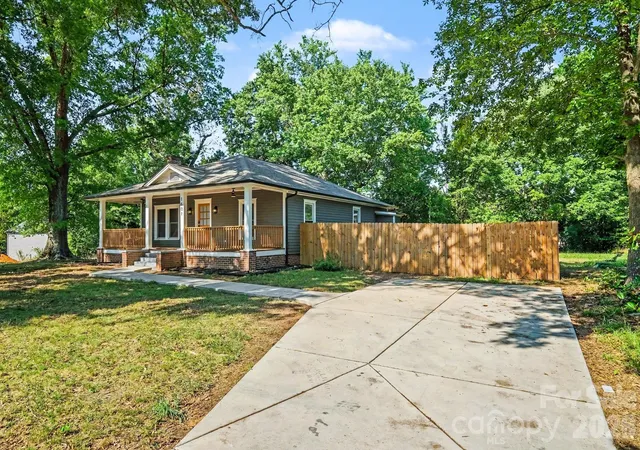 Photo 2 of Sale Pending at 1601 Lawing Rd, Charlotte, NC 28216 | MLS# 4396468 | Listing updated on 2026-09-15