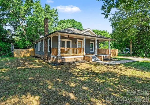 Photo 3 of Sale Pending at 1601 Lawing Rd, Charlotte, NC 28216 | MLS# 4396468 | Listing updated on 2026-09-15