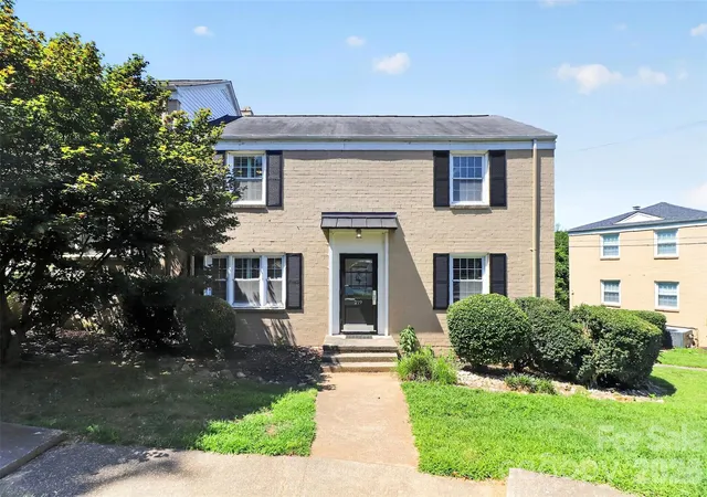 Listing Photo 2 - Condo for sale in building located at 219 Wakefield Dr, Charlotte, NC 28209