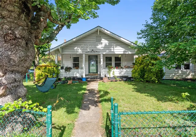 Photo 2 of Single family home for sale at 2 Pelzer St, Asheville, NC 28804 | MLS# 4397260 | Listing updated on 2026-09-29