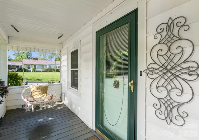 Photo 3 of Single family home for sale at 2 Pelzer St, Asheville, NC 28804 | MLS# 4397260 | Listing updated on 2026-09-29
