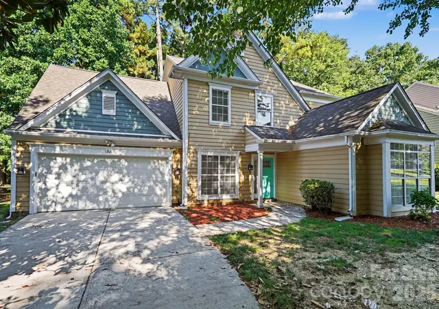 Photo 2 of Single family home for sale at 11921 Moonshadow Ln, Huntersville, NC 28078 | MLS# 4397466 | Listing updated on 2026-10-05