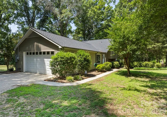 Photo 2 of Single family home for sale at 5381 Woodside Dr, Rock Hill, SC 29732 | MLS# 4398063 | Listing updated on 2026-09-25