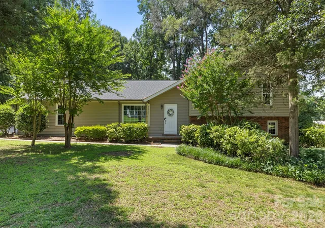 Photo 3 of Single family home for sale at 5381 Woodside Dr, Rock Hill, SC 29732 | MLS# 4398063 | Listing updated on 2026-09-25