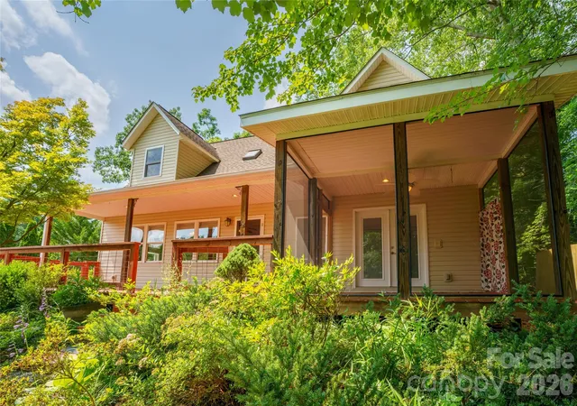 Photo 2 of Single family home for sale at 847 N Lakeside Dr, Hendersonville, NC 28739 | MLS# 4398073 | Listing updated on 2026-09-14