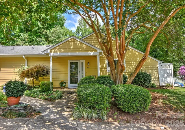 Photo 2 of Townhouse for sale at 807 Sardis Cvs Dr, Charlotte, NC 28270 | MLS# 4398749 | Listing updated on 2026-09-12