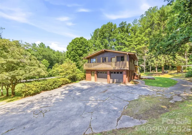 Photo 3 of Single family home for sale at 252 Big Stomp Rd, Waynesville, NC 28786 | MLS# 4399096 | Listing updated on 2026-09-11