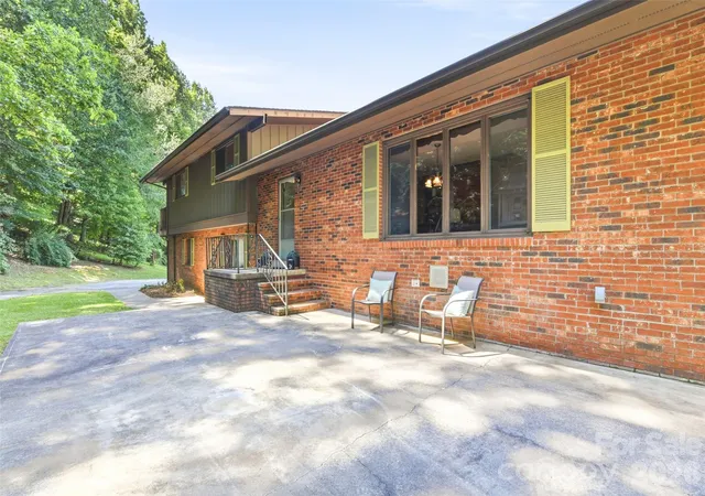 Photo 3 of Single family home for sale at 252 Big Stomp Rd, Waynesville, NC 28786 | MLS# 4399096 | Listing updated on 2026-09-11