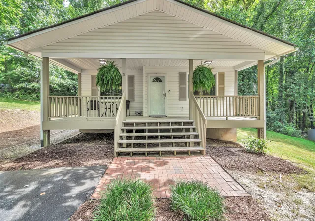Photo 1 of Single family home for sale at 18 Mctindal Cir, Asheville, NC 28803 | MLS# 4399667 | Listing updated on 2026-09-15