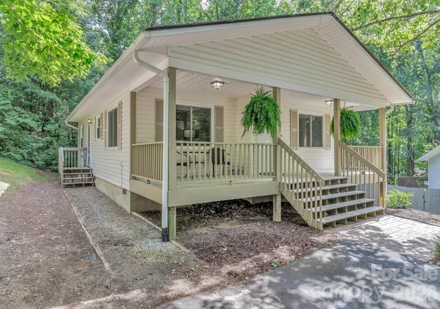 Photo 2 of Single family home for sale at 18 Mctindal Cir, Asheville, NC 28803 | MLS# 4399667 | Listing updated on 2026-09-15