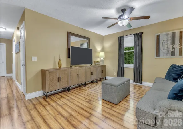 Photo 3 of Single family home for sale at 18 Mctindal Cir, Asheville, NC 28803 | MLS# 4399667 | Listing updated on 2026-09-15