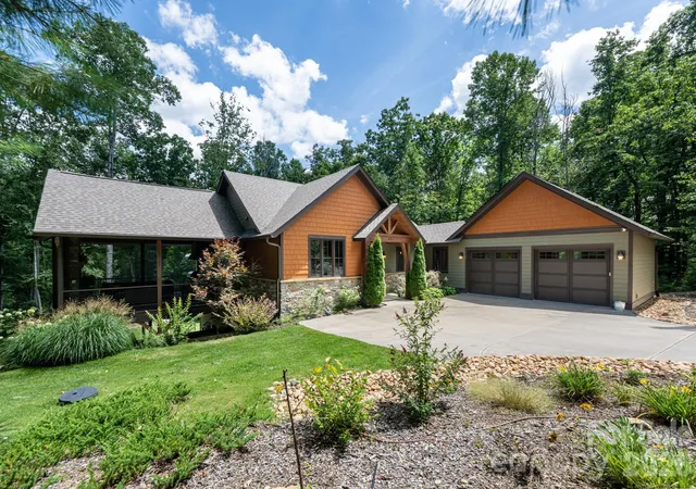 Photo 3 of Single family home for sale at 403 Thunder Mountain Rd, Hendersonville, NC 28792 | MLS# 4399888 | Listing updated on 2026-10-07