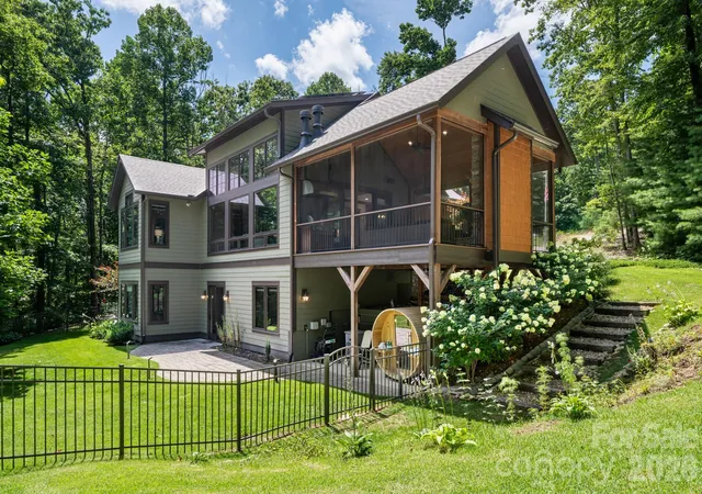 Photo 4 of Single family home for sale at 403 Thunder Mountain Rd, Hendersonville, NC 28792 | MLS# 4399888 | Listing updated on 2026-10-07