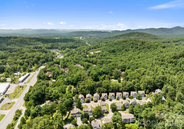 Photo 2 of Single family home for sale at 7 Winters Edge Ln, Asheville, NC 28803 | MLS# 4400181 | Listing updated on 2026-10-01