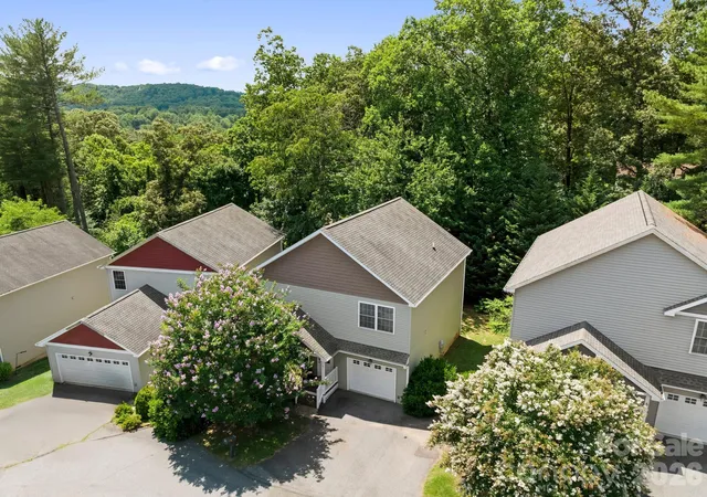 Photo 3 of Single family home for sale at 7 Winters Edge Ln, Asheville, NC 28803 | MLS# 4400181 | Listing updated on 2026-10-01