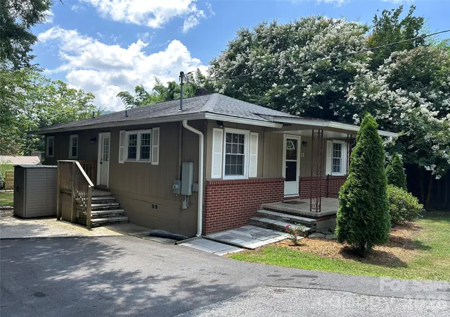 Photo 2 of Single family home for sale at 11 Mountain Rd, Hendersonville, NC 28791 | MLS# 4400535 | Listing updated on 2026-09-22