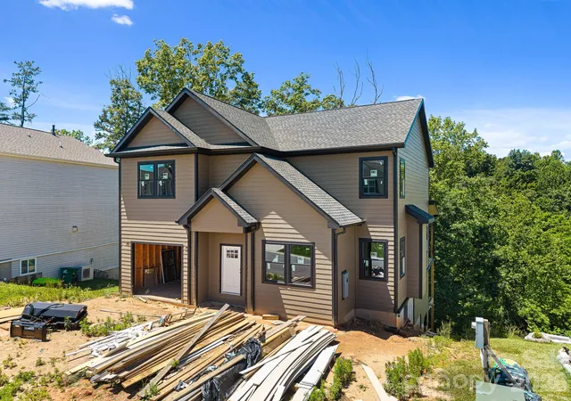 Photo 3 of Single family home for sale at 914 Newport Ct, Asheville, NC 28806 | MLS# 4400786 | Listing updated on 2026-09-15