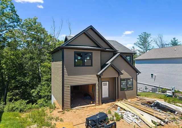 Photo 3 of Single family home for sale at 914 Newport Ct, Asheville, NC 28806 | MLS# 4400786 | Listing updated on 2026-09-15