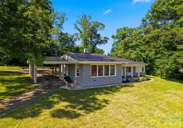Photo 2 of Single family home for sale at 104 31st Avenue Ne, Hickory, NC 28601 | MLS# 4400944 | Listing updated on 2026-09-13