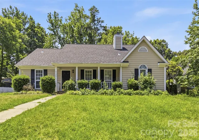 Photo 1 of Single family home for sale at 6136 Sunbridge Ct, Charlotte, NC 28269 | MLS# 4401311 | Listing updated on 2026-10-13
