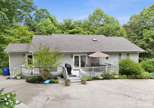 Photo 2 of Multi family home for sale at 124 Lytle Cvs Rd, Swannanoa, NC 28778 | MLS# 4401736 | Listing updated on 2026-09-30