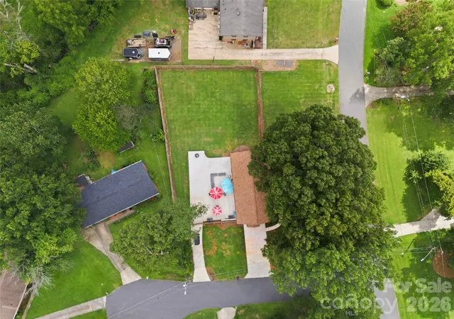 Photo 3 of Single family home for sale at 1301 Manchester Ln, Charlotte, NC 28227 | MLS# 4402084 | Listing updated on 2026-09-12