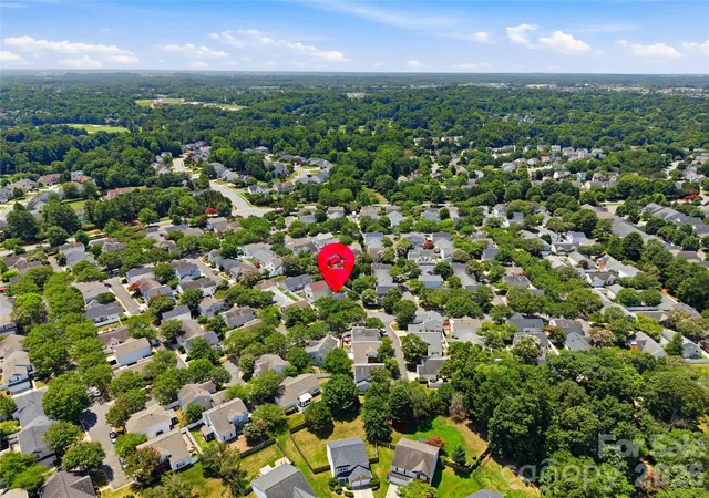 Photo 4 of Single family home for sale at 9035 Meadowmont View Dr, Charlotte, NC 28269 | MLS# 4402729 | Listing updated on 2026-09-14