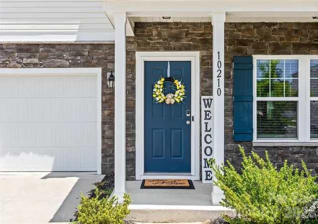 Photo 3 of Single family home for sale at 10210 Holly Park Dr, Charlotte, NC 28214 | MLS# 4402789 | Listing updated on 2026-09-12
