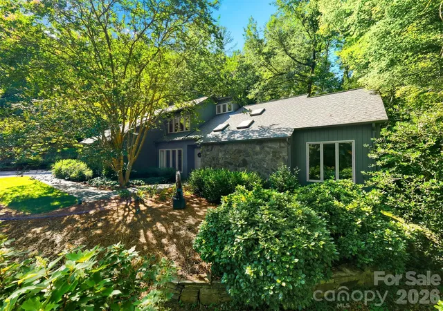 Photo 3 of Single family home for sale at 414 Stonecroft Dr SE, Lenoir, NC 28645 | MLS# 4403017 | Listing updated on 2026-09-12