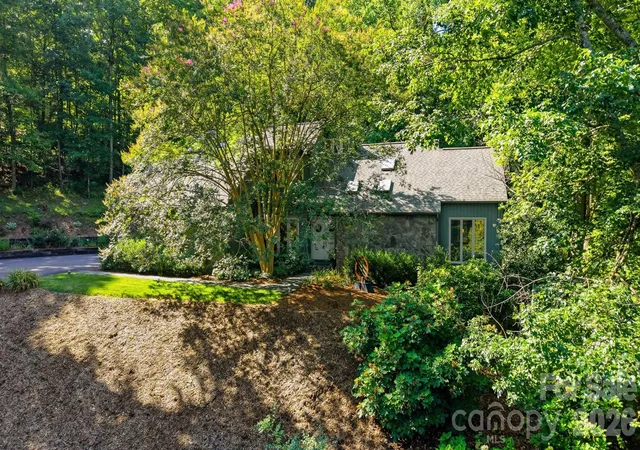 Photo 4 of Single family home for sale at 414 Stonecroft Dr SE, Lenoir, NC 28645 | MLS# 4403017 | Listing updated on 2026-09-12