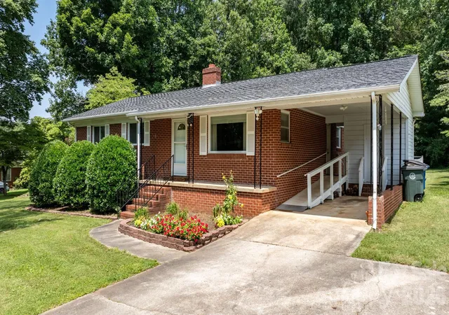 Photo 2 of Single family home for sale at 704 4th Street Sw, Conover, NC 28613 | MLS# 4403036 | Listing updated on 2026-09-11