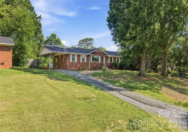 Photo 1 of Single family home for sale at 323 Meadowbrook Dr, Matthews, NC 28104 | MLS# 4403089 | Listing updated on 2026-09-14