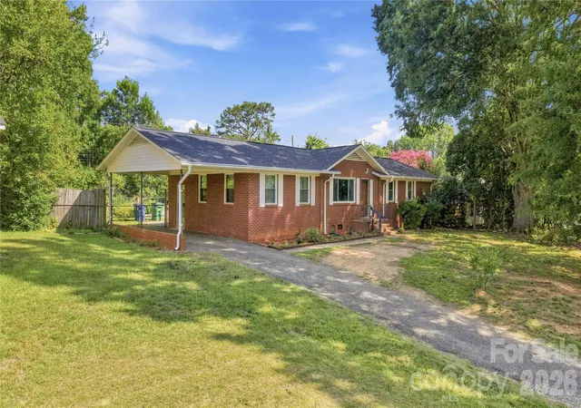 Photo 2 of Single family home for sale at 323 Meadowbrook Dr, Matthews, NC 28104 | MLS# 4403089 | Listing updated on 2026-09-14