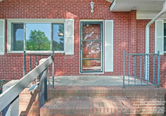 Photo 3 of Single family home for sale at 323 Meadowbrook Dr, Matthews, NC 28104 | MLS# 4403089 | Listing updated on 2026-09-14