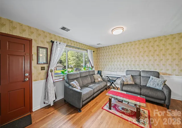Photo 4 of Single family home for sale at 323 Meadowbrook Dr, Matthews, NC 28104 | MLS# 4403089 | Listing updated on 2026-09-14