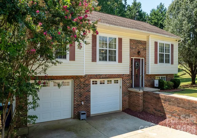 Photo 3 of Single family home for sale at 3105 Kay St, Conover, NC 28613 | MLS# 4403288 | Listing updated on 2026-09-12
