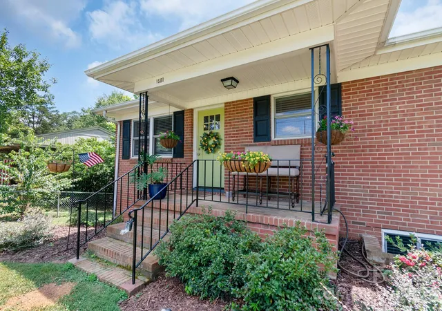 Photo 1 of Single family home for sale at 1501 Old Hickory Grv Rd, Mount Holly, NC 28120 | MLS# 4403657 | Listing updated on 2026-09-27
