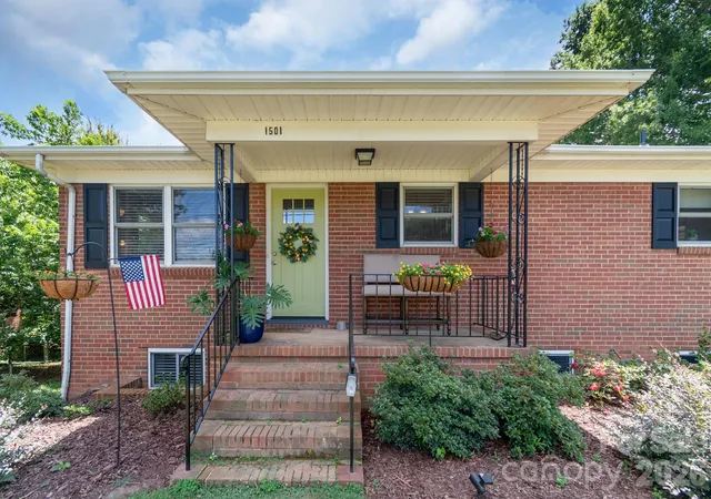 Photo 2 of Single family home for sale at 1501 Old Hickory Grv Rd, Mount Holly, NC 28120 | MLS# 4403657 | Listing updated on 2026-09-27