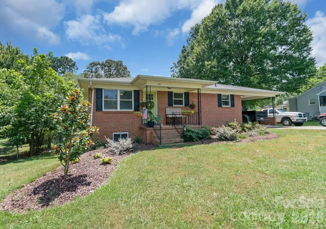 Photo 3 of Single family home for sale at 1501 Old Hickory Grv Rd, Mount Holly, NC 28120 | MLS# 4403657 | Listing updated on 2026-09-27