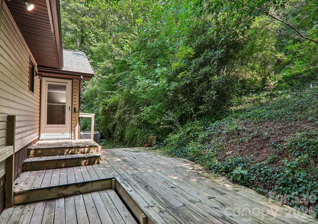 Photo 3 of Single family home for sale at 3 Frontier Ct, Asheville, NC 28805 | MLS# 4403723 | Listing updated on 2026-10-04