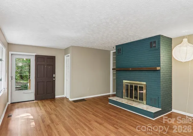 Photo 4 of Single family home for sale at 3 Frontier Ct, Asheville, NC 28805 | MLS# 4403723 | Listing updated on 2026-10-04