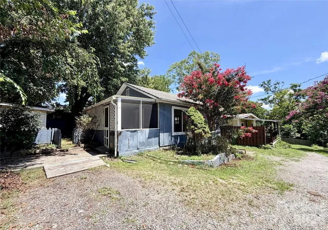 Photo 1 of Single family home for sale at 6 Leita Ln, Asheville, NC 28806 | MLS# 4403814 | Listing updated on 2026-10-01