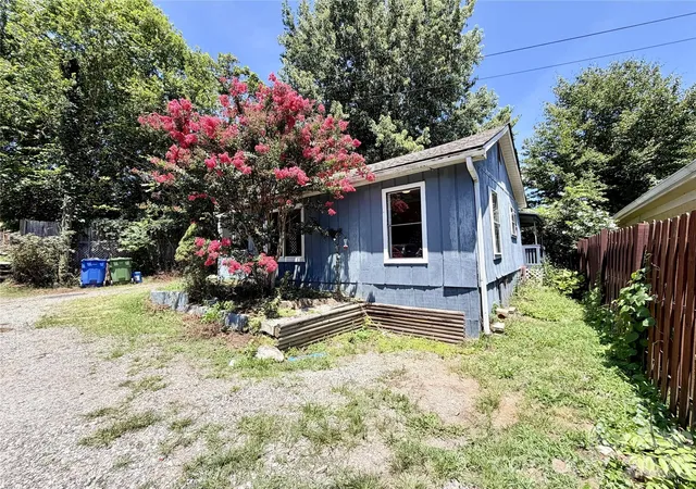 Photo 3 of Single family home for sale at 6 Leita Ln, Asheville, NC 28806 | MLS# 4403814 | Listing updated on 2026-10-01