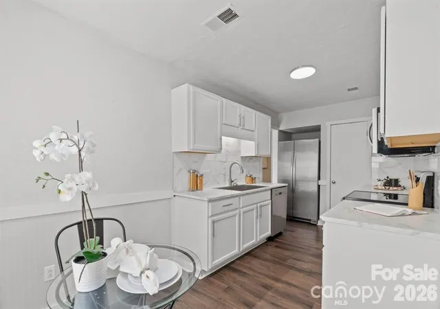 Listing Photo 5 - Condo for sale in building located at 4340 N Ctr St, Hickory, NC 28601 - Unit #403
