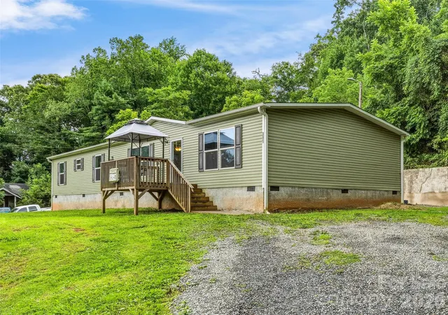 Photo 1 of Single family home for sale at 395 Old Us 19 23 Hwy, Candler, NC 28715 | MLS# 4404335 | Listing updated on 2026-09-28