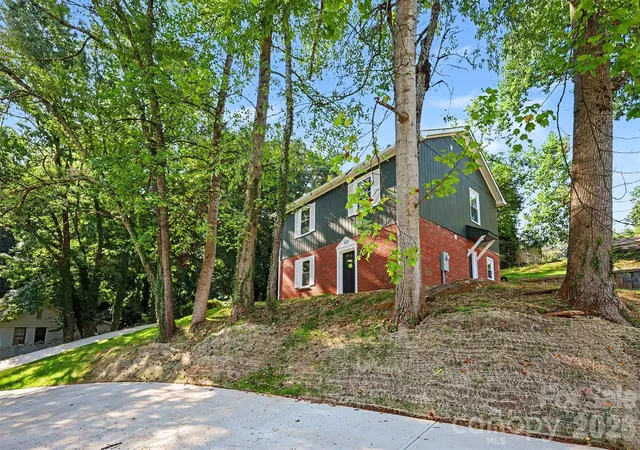 Photo 2 of Single family home for sale at 323 Whispering Pines Dr, Charlotte, NC 28217 | MLS# 4404610 | Listing updated on 2026-09-15