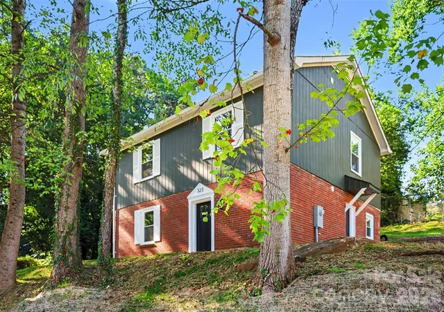 Photo 3 of Single family home for sale at 323 Whispering Pines Dr, Charlotte, NC 28217 | MLS# 4404610 | Listing updated on 2026-09-15